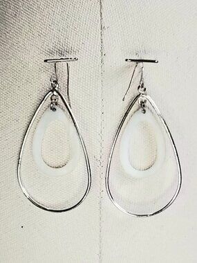 Vintage & Beautiful Pair of Dangle Earings Quality Costume Jewelry!!